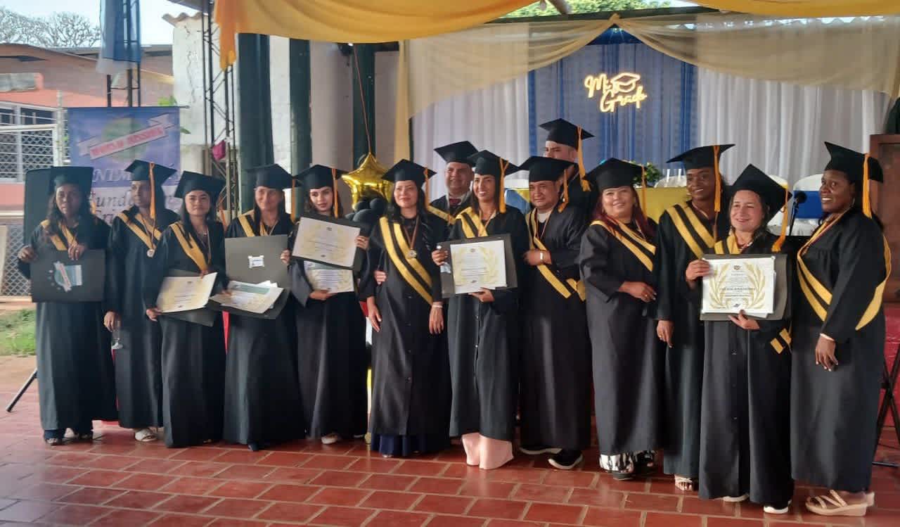 Comunidad de Unimaná celebrando su graduación en 2025